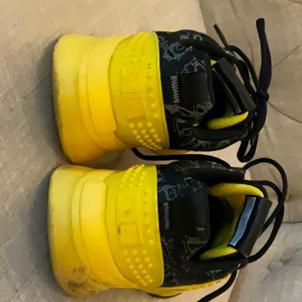 Adidas, size 6.5, black & yellow - Picture 4 of 8